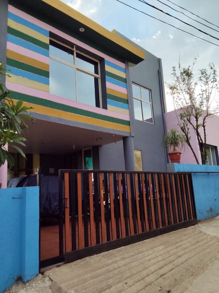 Sawer kotda men road pr 3300 square feet me bna hua makan pura complete